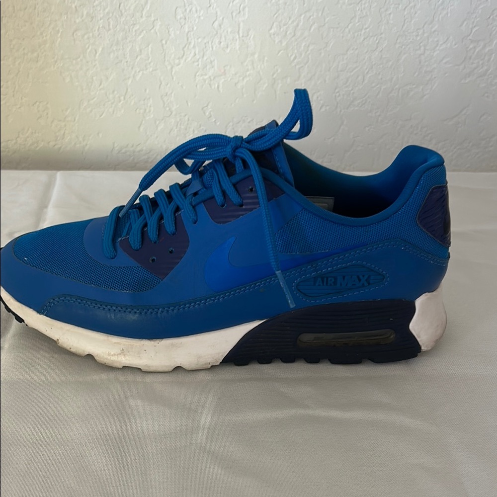 Nike Blue Sneakers Sleek Modern Design